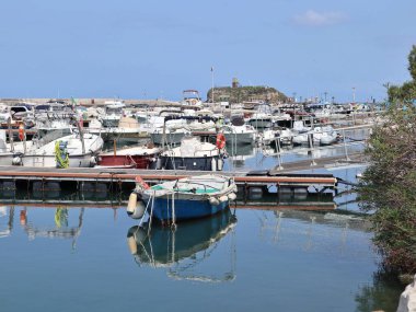 Monte di Procida, Campania, İtalya 27 Mayıs 2021: Acquamorta Limanı 'na demirlemiş tekneler