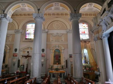 Bacoli, Campania, İtalya - 27 Mayıs 2021: 17. yüzyıl kilisesi, 20. yüzyılın başında yeniden inşa edildi, Sant 'Anna, İsa ve Mary' ye adanmıştır.