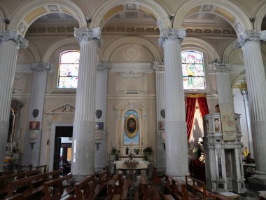 Bacoli, Campania, İtalya - 27 Mayıs 2021: 17. yüzyıl kilisesi, 20. yüzyılın başında yeniden inşa edildi, Sant 'Anna, İsa ve Mary' ye adanmıştır.