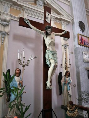 Bacoli, Campania, İtalya - 27 Mayıs 2021: 17. yüzyıl kilisesi, 20. yüzyılın başında yeniden inşa edildi, Sant 'Anna, İsa ve Mary' ye adanmıştır.