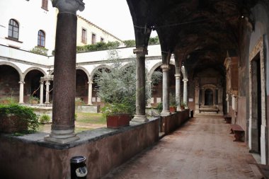 Napoli, Campania, İtalya - 27 Aralık 2022: Santa Maria La Nova Kilisesi 'ndeki Chiostro di San Giacomo manastırının Ambulacro' su.