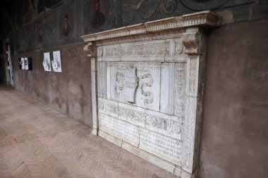 Napoli, Campania, İtalya - 27 Aralık 2022, Pascale Diaz Garlon 'un Santa Maria La Nova Kilisesi' nin küçük manastırındaki cenaze anıtı