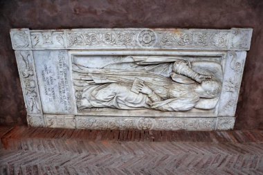 Napoli, Campania, İtalya - 27 Aralık 2022: Santa Maria La Nova Kilisesi 'nin küçük manastırındaki cenaze anıtı