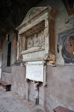 Napoli, Campania, İtalya - 27 Aralık 2022: Santa Maria La Nova Kilisesi 'nin küçük manastırında Jacopo della Pila' nın Constantine Castriota Scanderberg 'in cenaze anıtı