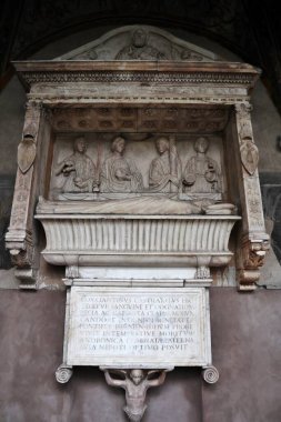 Napoli, Campania, İtalya - 27 Aralık 2022: Santa Maria La Nova Kilisesi 'nin küçük manastırında Jacopo della Pila' nın Constantine Castriota Scanderberg 'in cenaze anıtı