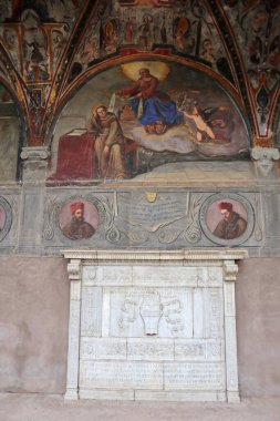 Napoli, Campania, İtalya - 27 Aralık 2022, Pascale Diaz Garlon 'un Santa Maria La Nova Kilisesi' nin küçük manastırındaki cenaze anıtı