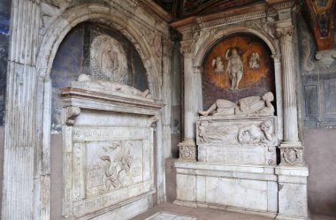 Napoli, Campania, İtalya - 27 Aralık 2022: Santa Maria La Nova Kilisesi 'nin küçük manastırında Matteo Ferrillo' nun cenaze anıtı.