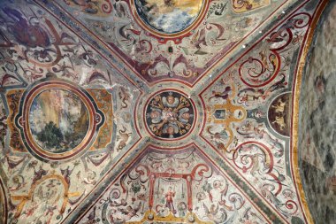 Napoli, Campania, İtalya - 27 Aralık 2022: Santa Maria La Nova Kilisesi 'ndeki Chiostro di San Giacomo manastırının Ambulacro' su.