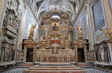 Napoli, Campania, İtalya - 27 Aralık 2022: Angevins tarafından 13. yüzyılda kurulan Santa Maria La Nova 16. yüzyıl kilisesi