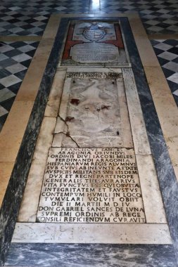 Napoli, Campania, İtalya - 27 Aralık 2022: Angevins tarafından 13. yüzyılda kurulan Santa Maria La Nova 16. yüzyıl kilisesi