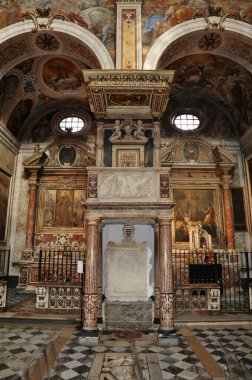 Napoli, Campania, İtalya - 27 Aralık 2022: Angevins tarafından 13. yüzyılda kurulan Santa Maria La Nova 16. yüzyıl kilisesi