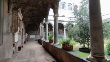 Napoli, Campania, İtalya - 27 Aralık 2022: San Giacomo Manastırı 'ndan Santa Maria La Nova anıtsal kompleksi