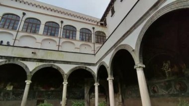 Napoli, Campania, İtalya - 27 Aralık 2022: San Giacomo Manastırı 'ndan Santa Maria La Nova anıtsal kompleksi