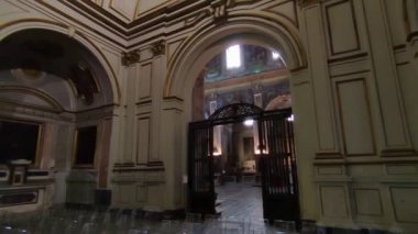 Napoli, Campania, İtalya - 27 Aralık 2022: Santa Maria La Nova Kilisesi 'ndeki Cappellone di San Giacomo della Marca' nın iç mekanı