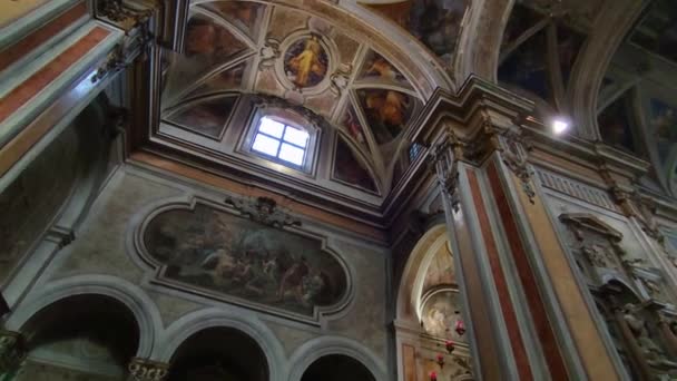 ナポリ カンパニア イタリア 2022年12月27日 13世紀にアンジュー家によって設立された16世紀のサンタ マリア ノバ教会の内部の概要 — ストック動画