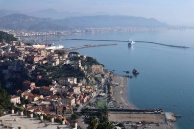 Raito, Campania, İtalya 2 Ocak 2023: Santa Maria delle Grazie Kilisesi 'nin kilisesinden Salerno' ya doğru kıyı manzarası