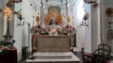 Raito, Campania, İtalya 2 Ocak 2023: 16. yüzyıl Santa Maria delle Grazie Kilisesi 'nin iç görünümü