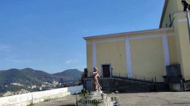 Dragonea, Campania, İtalya 2 Ocak 2023: San Pietro e Paolo Kilisesi 'nin kilise avlusundan genel bakış