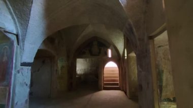 Ischia, Campania, İtalya - 12 Mayıs 2022: Aragonese Kalesi 'ndeki Santa Maria dell' Assunta Katedrali 'nin 13. yüzyıl soylu mahzeninin içi