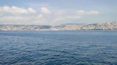 Napoli, Campania, İtalya - 12 Mayıs 2022: Hidrofolyodan İzlanda 'ya kadar şehrin kıyı manzarası