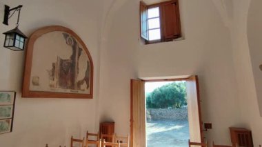 Ischia, Campania, İtalya - 12 Mayıs 2022: Aragonese Kalesi 'ndeki Madonna della Libera 14. yüzyıl Kilisesi
