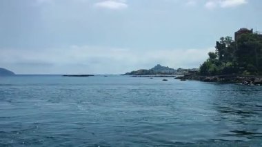 Ischia, Campania, İtalya 12 Mayıs 2022: Marina di Portosalvo limanını yaklaşmakta olan hidrofolyodan gözden geçirme