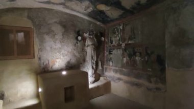 Ischia, Campania, İtalya - 12 Mayıs 2022: Aragonese Kalesi 'ndeki Santa Maria dell' Assunta Katedrali 'nin 13. yüzyıl soylu mahzeninin içi