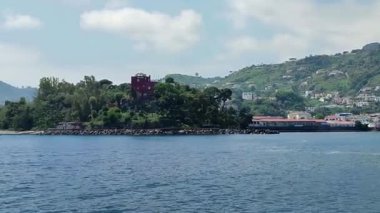 Ischia, Campania, İtalya 12 Mayıs 2022: Marina di Portosalvo limanını yaklaşmakta olan hidrofolyodan gözden geçirme