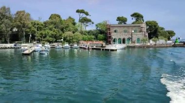 Ischia, Campania, İtalya 12 Mayıs 2022: Marina di Portosalvo limanını yaklaşmakta olan hidrofolyodan gözden geçirme