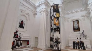 Ischia, Campania, İtalya 12 Mayıs 2022: Sanatçı Raffaele Iacono 'nun Ombre alla Deriva adlı sergisinin yer aldığı Aragonese Kalesi köyündeki 18. yüzyıl Immacolata Kilisesi