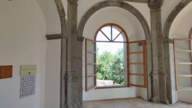 Ischia, Campania, İtalya 12 Mayıs 2022: Aragonese Kalesi köyündeki San Pietro a Pantaniello Kilisesi