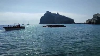 Ischia, Campania, İtalya - 13 Mayıs 2022: Miramare Sahili ve Via Pontano yakınlarındaki Kale 'den Genel Bakış