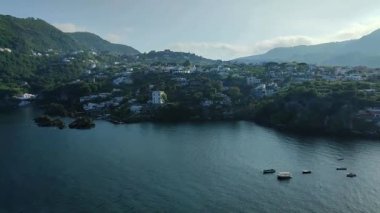 Ischia, Campania, İtalya 12 Mayıs 2022: Aragonese Kalesi 'nden Ischia Ponte' ye Genel Bakış