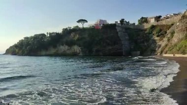 Procida, Campania, İtalya 30 Eylül 2021: Chiaia sahilinden Corricella Körfezi