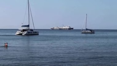 Procida, Campania, İtalya 1 Ekim 2021: Medmar feribotu Postino plajını geçiyor