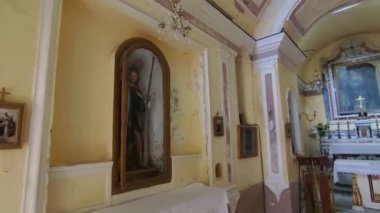 Procida, Campania, İtalya - 2 Ekim 2021: Marina di Corricella 'da San Rocco' nun 16. yüzyıldan kalma küçük kilisesinin içi