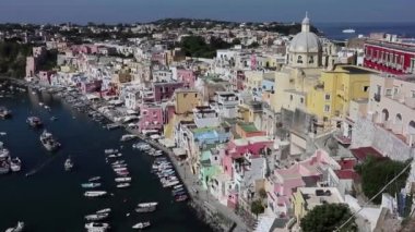 Procida, Campania, İtalya 1 Ekim 2021: Terra Murata 'dan Corricella köyünün Procida Genel Görünümü