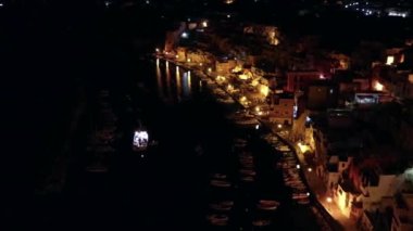 Procida, Campania, İtalya - 2 Ekim 2021: Gündoğumundan önce Marina di Corricella 'ya Genel Bakış
