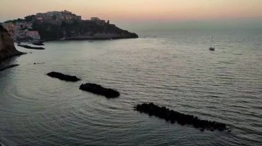 Procida, Campania, İtalya 1 Ekim 2021: Şafakta Baia della Corricella 'ya Genel Bakış