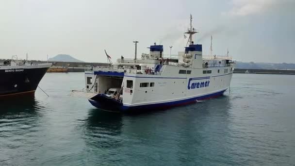 Pozzuoli Campania Italy September 2021 Caremar Ferry Being Docked – stockvideo