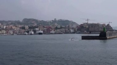 Pozzuoli, Campania, İtalya 30 Eylül 2021: Limandan kalkan feribottan köye genel bakış