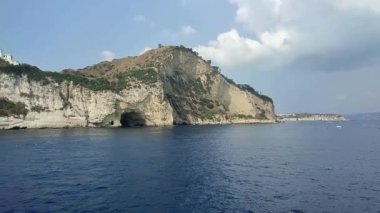 Pozzuoli, Campania, İtalya 30 Eylül 2021: Capo Miseno feribottan Procida 'ya genel bakış