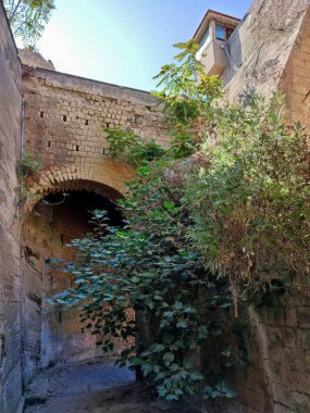 Procida, Campania, İtalya - 1 Ekim 2021: Hendek, ortaçağ Terra Murata köyündeki 19. yüzyıl hapishanesini çevreleyen tüyü kazdı