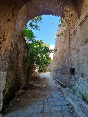 Procida, Campania, İtalya - 1 Ekim 2021: Hendek, ortaçağ Terra Murata köyündeki 19. yüzyıl hapishanesini çevreleyen tüyü kazdı