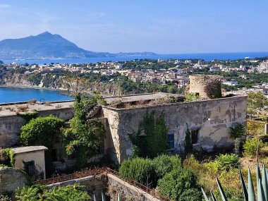 Procida, Campania, İtalya - 1 Ekim 2021: Ortaçağ Terra Murata köyü Via Canalone 'dan panoramik manzara
