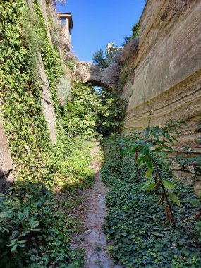 Procida, Campania, İtalya - 1 Ekim 2021: Hendek, ortaçağ Terra Murata köyündeki 19. yüzyıl hapishanesini çevreleyen tüyü kazdı