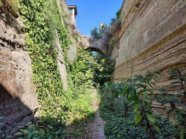 Procida, Campania, İtalya - 1 Ekim 2021: Hendek, ortaçağ Terra Murata köyündeki 19. yüzyıl hapishanesini çevreleyen tüyü kazdı