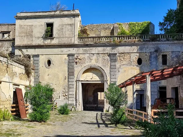 2021年10月1日イタリア カンパニア州プロキダ16世紀のパラッツォ ダヴォスは19世紀に刑事施設となり 中世の村テラ ムラタを支配した — ストック写真