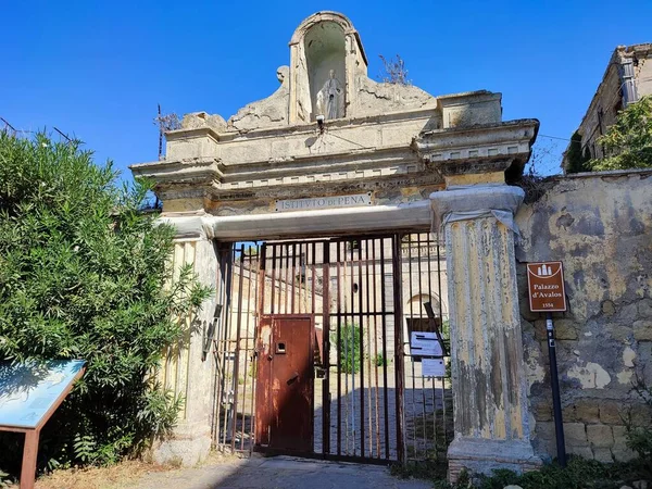 2021年10月1日イタリア カンパニア州プロキダ16世紀のパラッツォ ダヴォスは19世紀に刑事施設となり 中世の村テラ ムラタを支配した — ストック写真