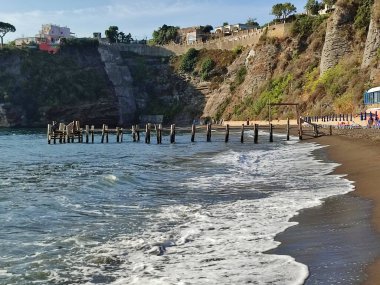 Procida, Campania, İtalya 30 Eylül 2021: Chiaia sahilinden Corricella Körfezi